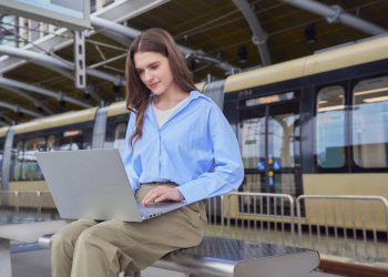 Profesional Muda, Teknologi Dewasa: Revolusi Laptop AI di Dunia Kerja