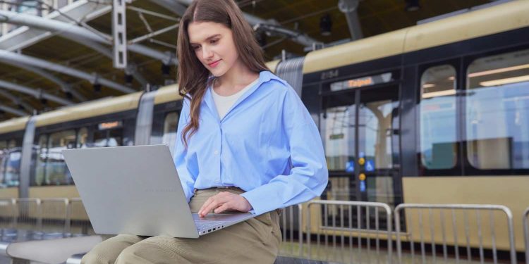 Profesional Muda, Teknologi Dewasa: Revolusi Laptop AI di Dunia Kerja